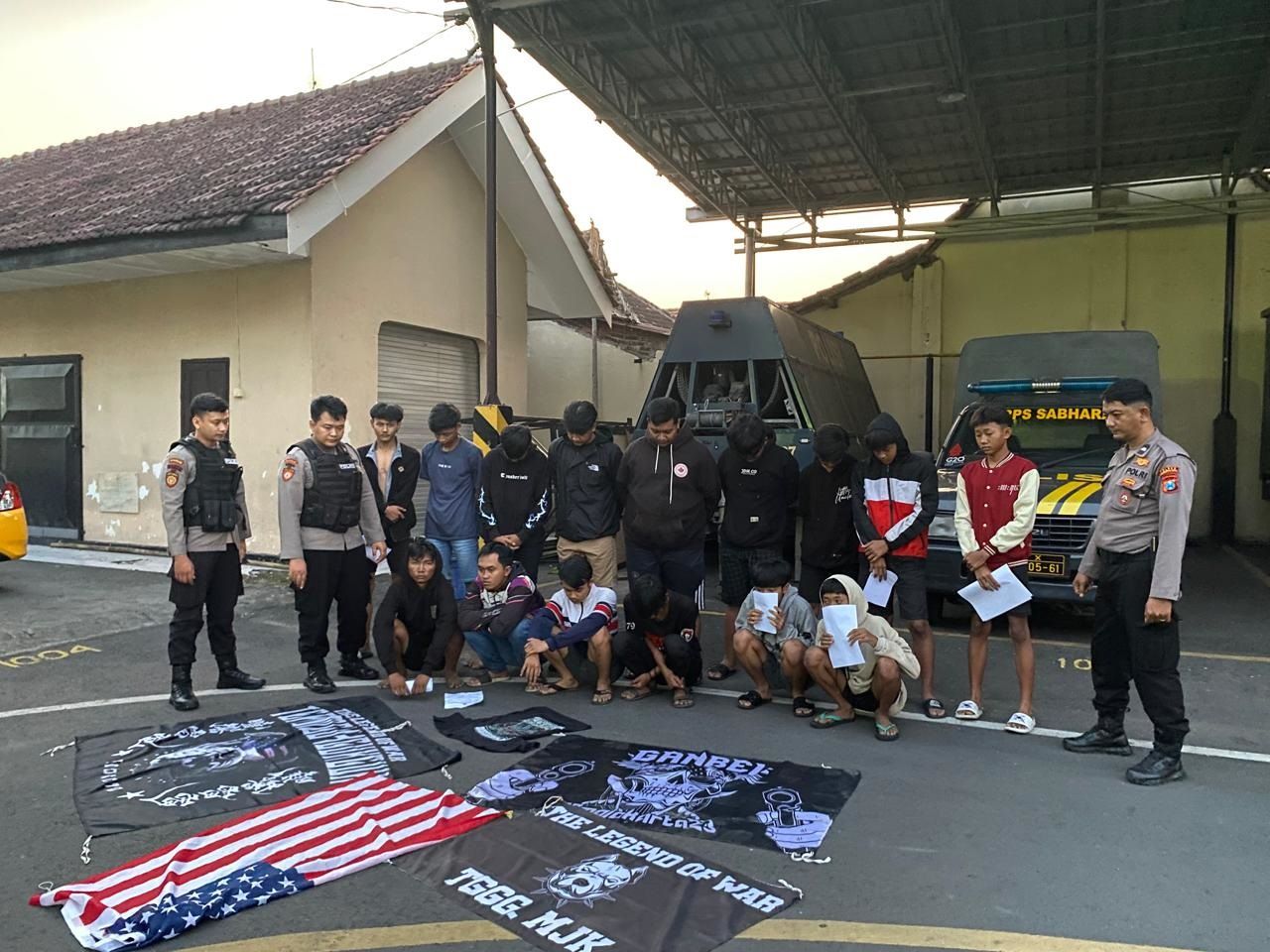 TAK BERKUTIK: Belasan remaja diringkus petugas Satsamapta Polres Mojokerto Kota usai terpergok pesta miras, Rabu (8/5).