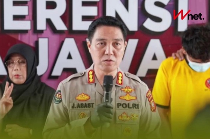 Kabid Humas Polda Jabar Kombes Jules Abraham Abast mengultimatum 3 pelaku buron untuk menyerahkan diri atau bakal dilakukan tegas dan terukur atau diembak.