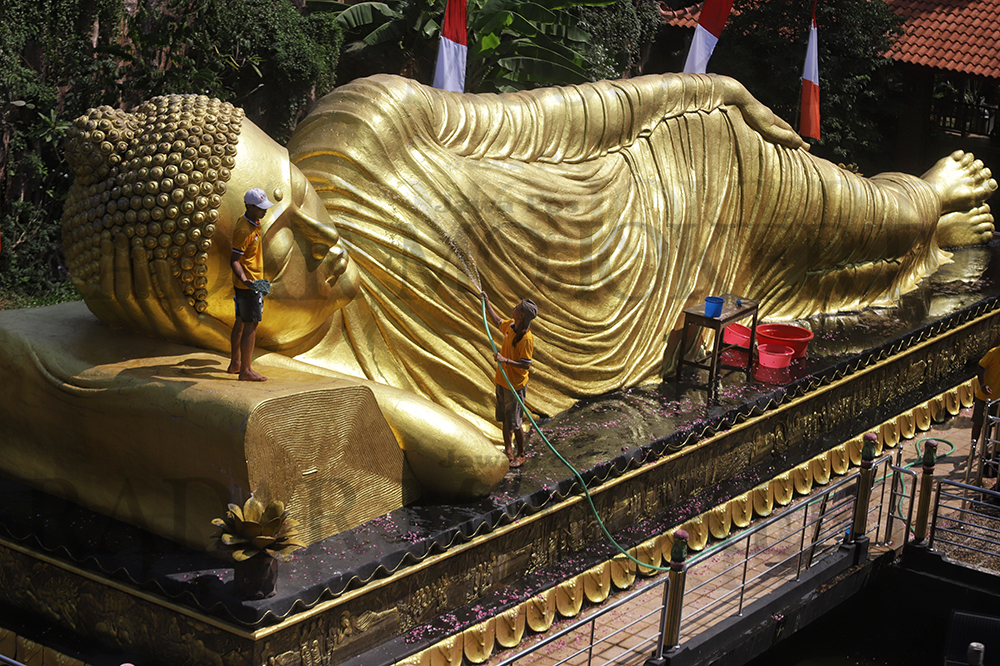 PEMBERSIHAN: Umat memandikan patung Buddha saat prosesi pensucian sebelum perayaan Waisak di Maha Vihara Majapahit Trowulan, Rabu (15/5).