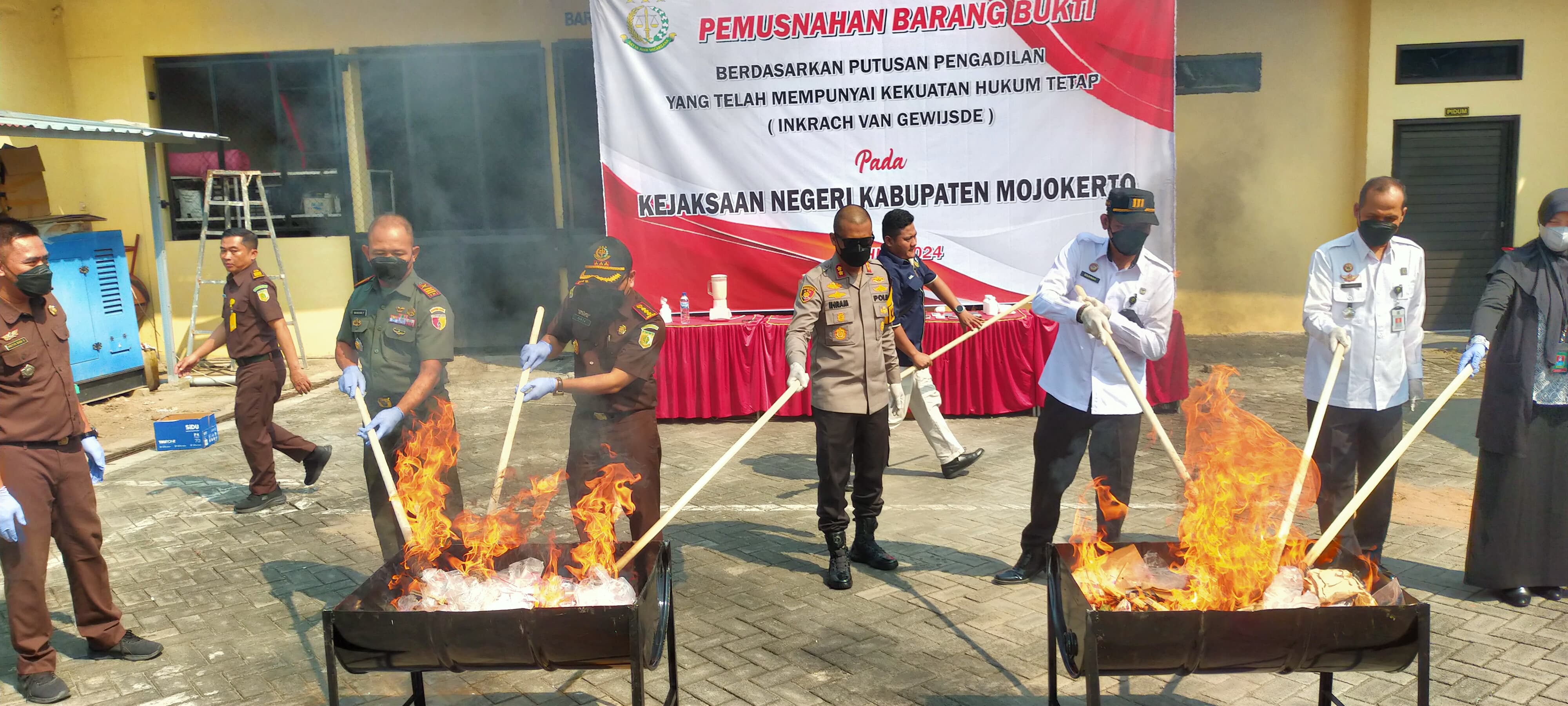 DILENYAPKAN: Sejumlah barang bukti perkara yang telah inkracht di wilayah Kabupaten Mojokerto dimusnahkan, Rabu (15/5).
