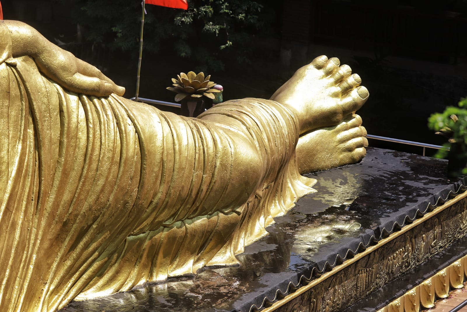 SUCIKAN BATIN: Anatomi bagian kaki patung Buddha Tidur di Mahavihara Majapahit Trowulan setelah proses penyucian, Rabu (15/5).