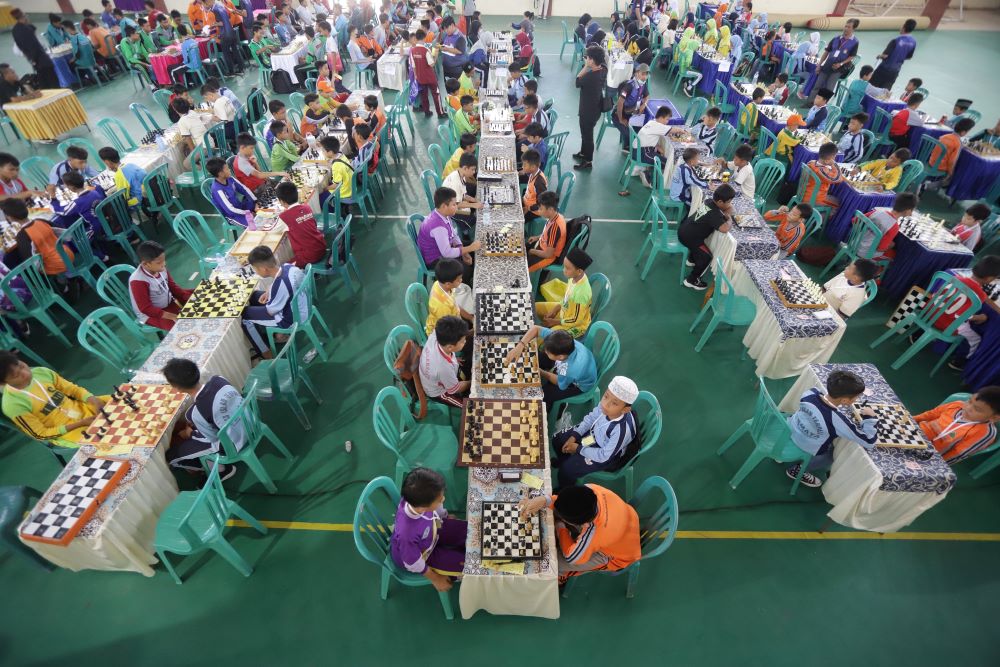 KONSENTRASI: Para pelajar tingkat SD dan SMP mengikuti kejuaraan catur Kota Mojokerto 2024 di GOR Seni Mojopahit, 1 Mei lalu.
