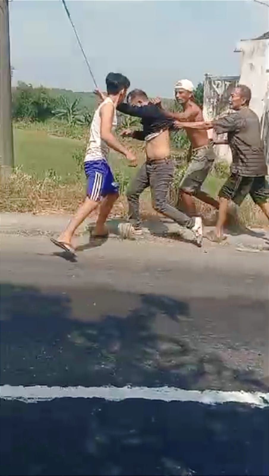 TAK BERKUTIK: Warga meringkus satu dari komplotan maling motor yang gagal melarikan diri saat beraksi di Dusun Simokerto, Desa Simongagrok, Kecamatan Dawarblandong, Kabupaten Mojokerto, Rabu (15/5).