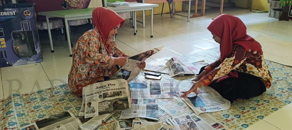 MULAI MERANGKAI: Guru dan wali murid salah satu TK di Kecamatan Mojosari mengkreasi koran Jawa Pos Radar Mojokerto sebagai media baju fashion.