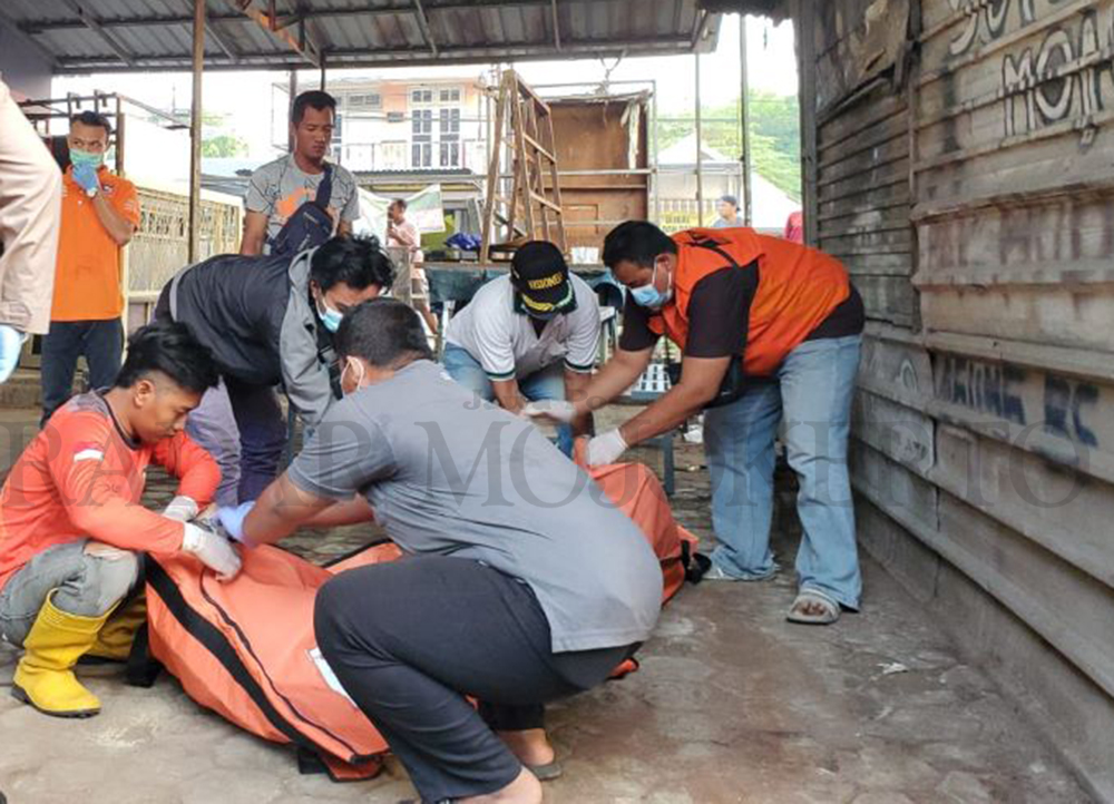 NAHAS: Relawan PMI Kota Mojokerto mengevakuasi jasad AI, ODGJ yang ditemukan tewas di bengkel las Dusun Kemantren Wetan, Desa Kemantren, Kecamatan Gedeg, Kabupaten Mojokerto, Rabu (15/5).