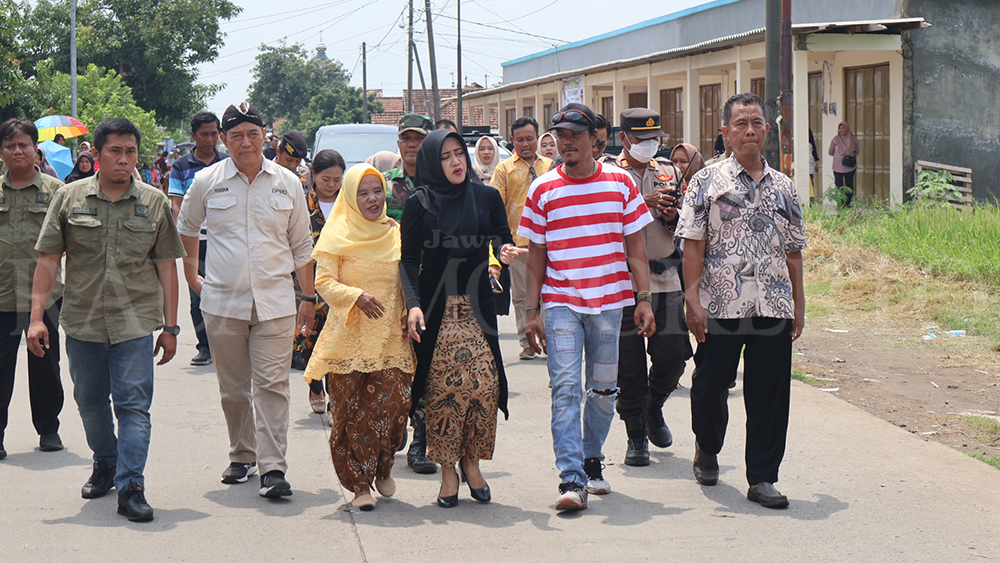 BERDAYA: Bupati Mojokerto Ikfina Fahmawati (baju hitam) didampingi Kades Mojosulur Sri Asih (baju kuning) saat acara ruwah desa sekaligus peresmian ruko BUMDes Mojosulur, Kecamatan Mojosari.