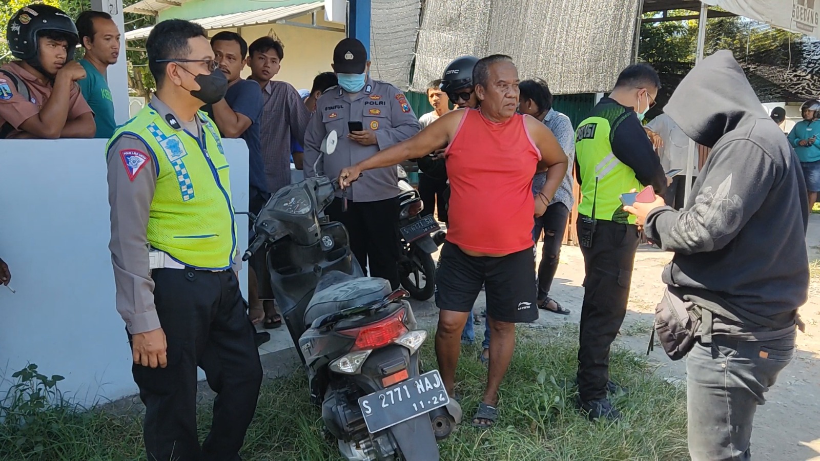 NAHAS: Polisi dan warga mengamankan motor korban kecelakaan di Desa Terusan, Kecamatan Gedeg, Kabupaten Mojokerto, Jumat (17/5).&nbsp;