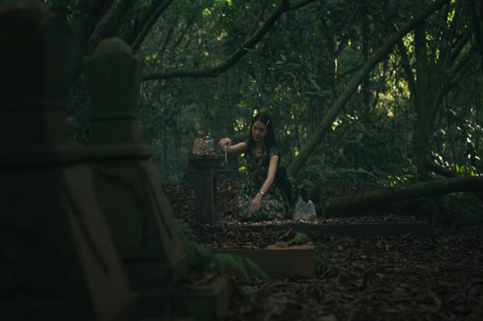 MISTERI: Salah satu scene mawar diperankan oleh Diandra Agatha yang berdoa di depan makam sang ibu pada saat hari ulang tahunnya. (foto. dok: Trailer Do You See What I See)