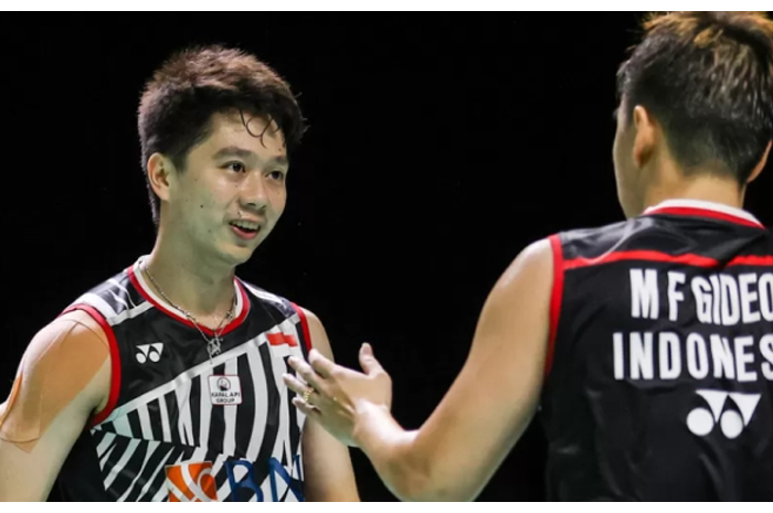 SEMANGAT: Kevin Sanjaya melakukan tos pada partnernya untuk memberikan semangat. (Foto: dok. Jawapos)