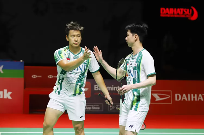Kevin Sanjaya bersalaman dengan Gideon beberapa waktu lalu.