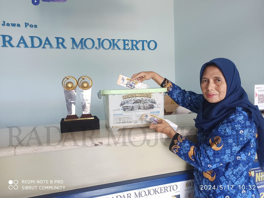 SIAP DIUNDI: Pelanggan setia Jawa Pos Radar Mojokerto memasukkan kupon undian Gebyar Pembaca Setia di kantor Jawa Pos Radar Mojokerto, kemarin (17/5).