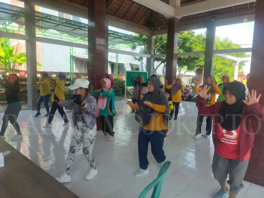 DISIPLIN SEHAT: Kegiatan posyandu lansia sebulan sekali di Desa Gebangmalang, Kecamatan Mojoanyar dibarengi dengan senam bersama.