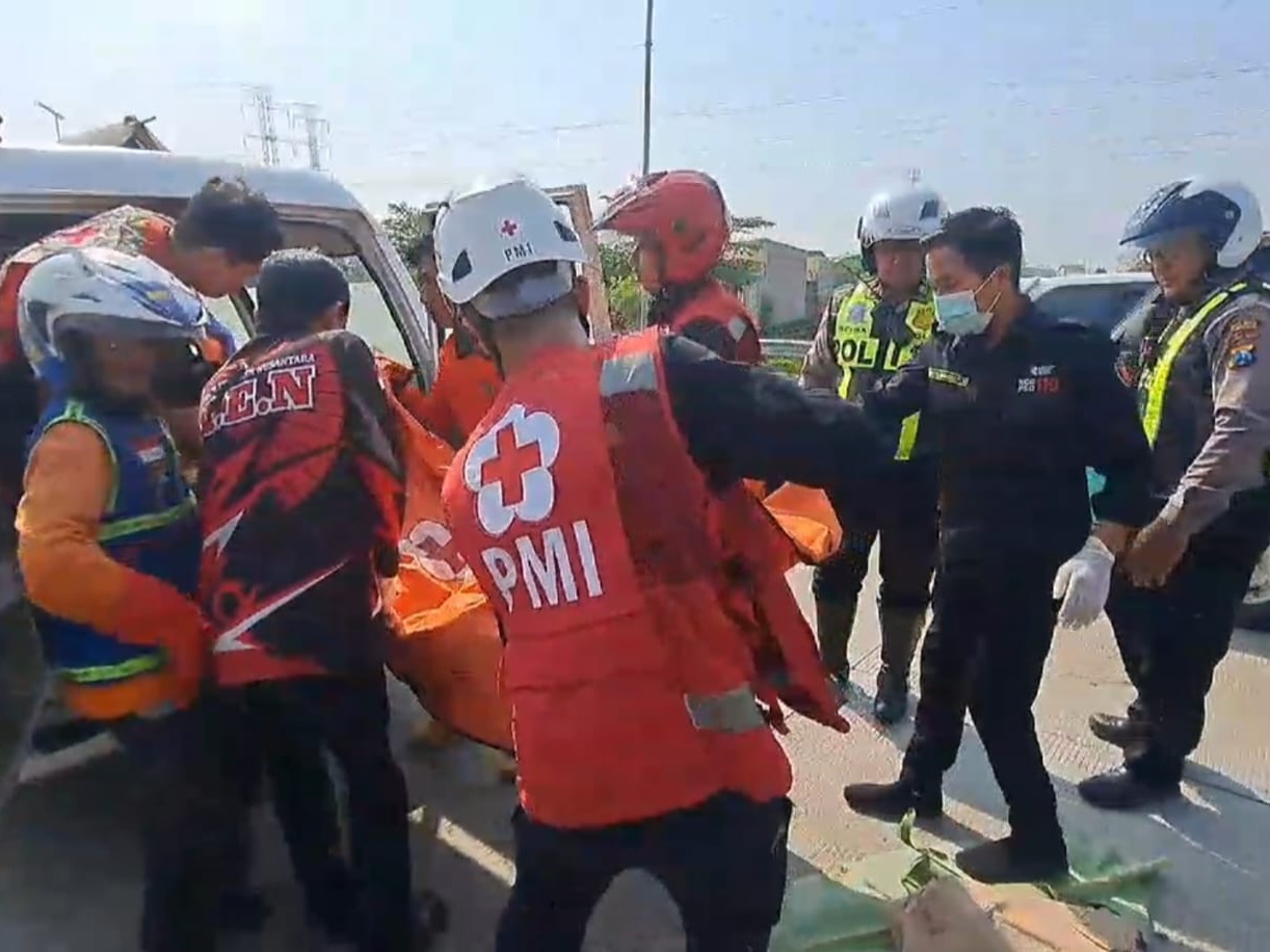 NAHAS: Relawan PMI Kota Mojokerto mengevakuasi jasad korban kecelakaan di Jalan Raya Bypass, Kelurahan Gunung Gedangan, Kecamatan Magersari, Kota Mojokerto, Sabtu (18/5). Farisma