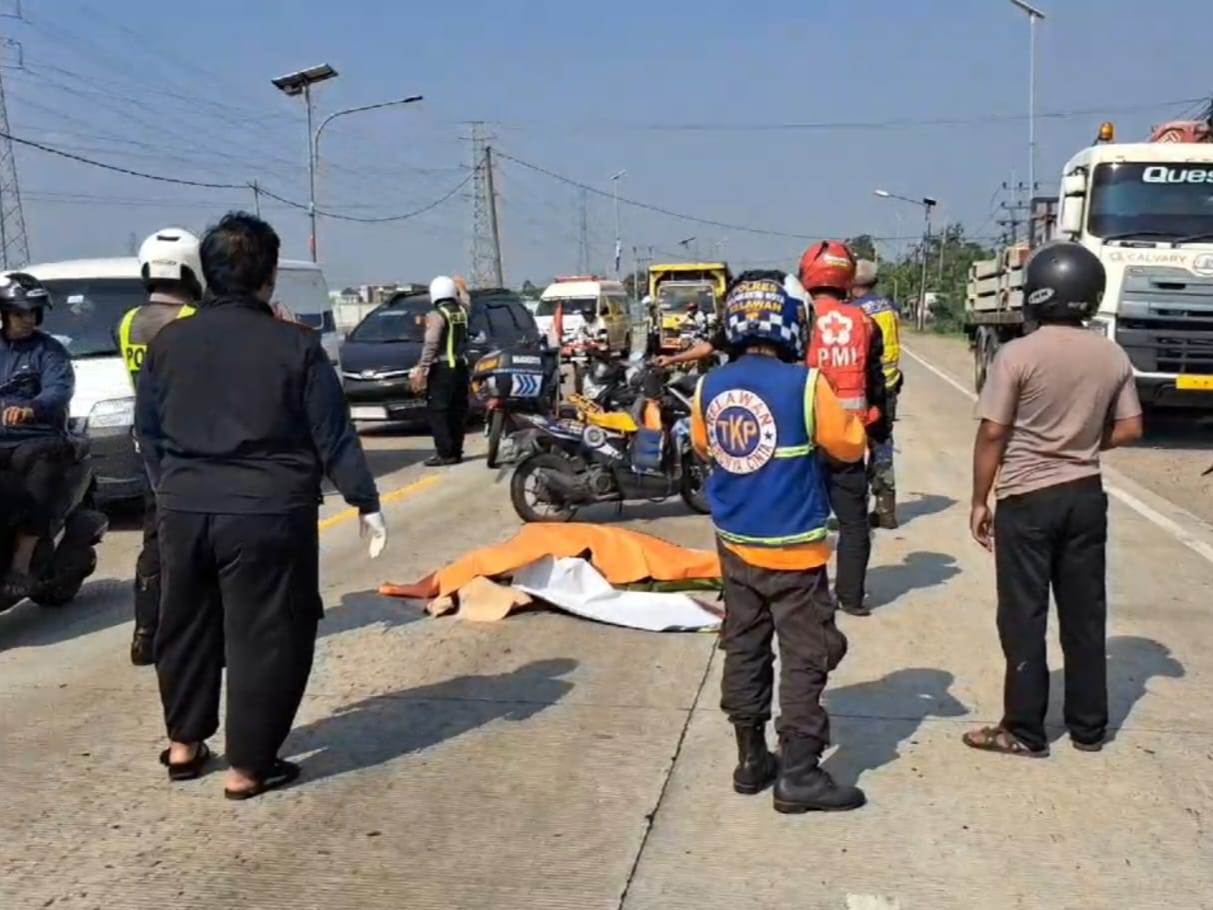 NAHAS: Relawan PMI Kota Mojokerto mengevakuasi jasad korban kecelakaan di Jalan Raya Bypass, Kelurahan Gunung Gedangan, Kecamatan Magersari, Kota Mojokerto, Sabtu (18/5). Farisma