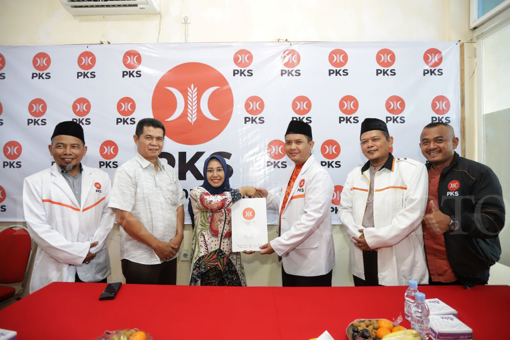 MENDAFTAR: Ika Puspitasari bersama Ketua DPD PKS Kota Mojokerto Budiarto saat mendaftar sebagai bacawali pada Pilkada 2024, Minggu (19/5).