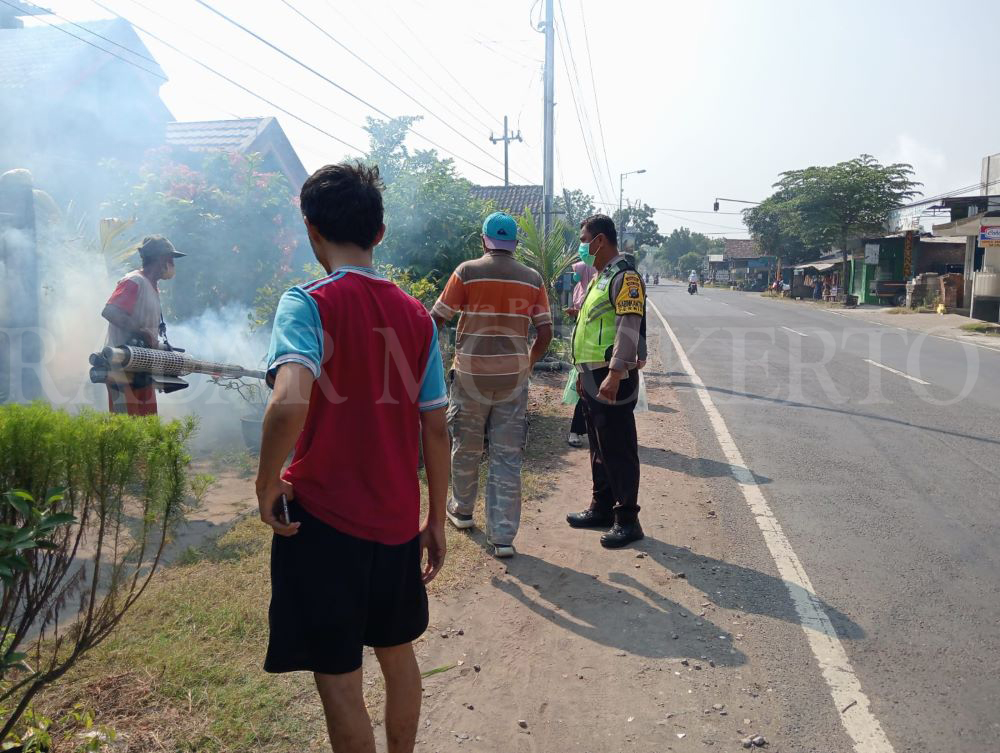SIGAP: Bhabinkamtibmas Desa Perning, Kecamatan Jetis, Kabupaten Mojokerto membantu pengasapan guna memberantas sarang nyamuk dan penyakit Demam berdarah Dengue (DBD), Sabtu (18/5).