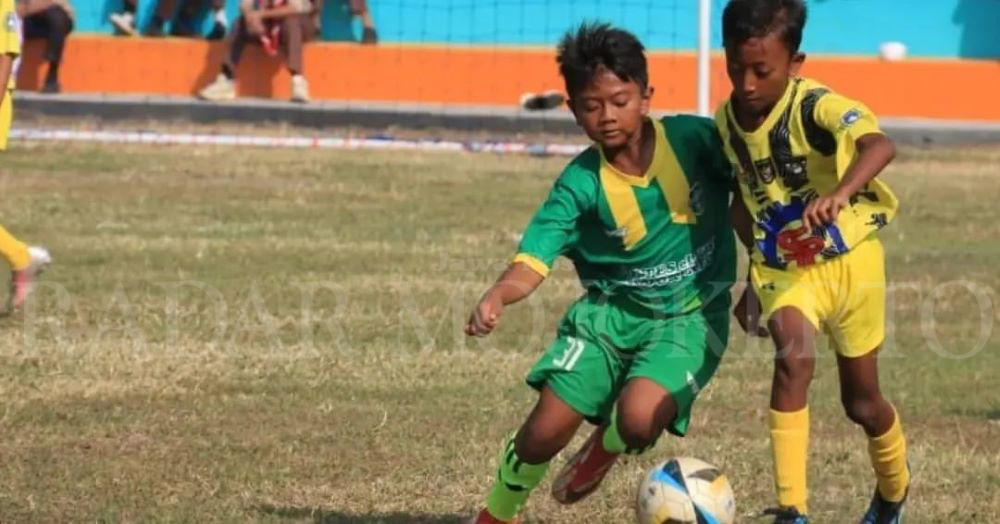 KOMPETISI: Pertandingan Piala Askab PSSI Mojokerto 2024 U-11 di lapangan eLKISI Edupark, Kecamatan Pungging.