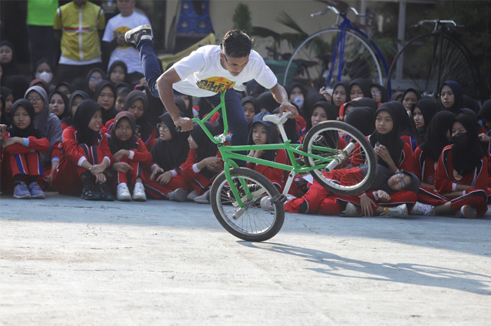 Selain sebagai olahraga, gowes juga dapat digunakan untuk bekerja dan sekolah atau bike to school.
