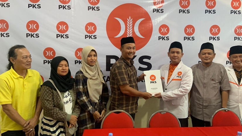 Kades Mojowatesrejo Agus Supriyanto saat daftar bacawali Kota Mojokerto di kantor PKS.