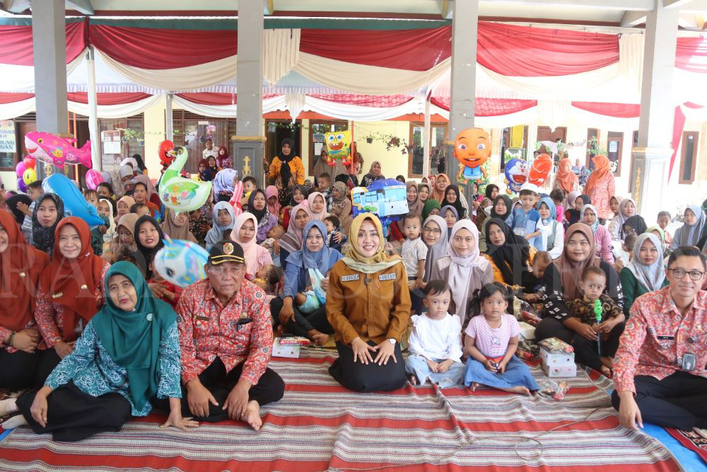 BERI EDUKASI: Bupati Mojokerto Ikfina Fahmawati didampingi Camat Ngoro Satriyo Wahyu Utomo dan Kades Purwojati Sugeng Hariyanto saat sosialisasi penanganan dan pencegahan stunting, Kamis, (16/5).