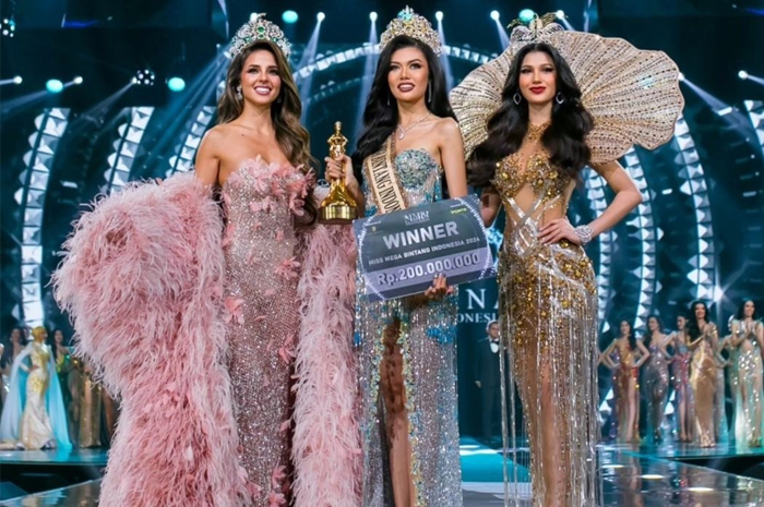 RATU: Bak sebagai Ratunya malam itu di Istora Senayan, Jakarta, Nova sebagai Pemenang MMBI 2024 didampingi oleh Miss Grand International 2024 dan Miss mega Bintang 2023. (foto dok. Instagram Yayasan D
