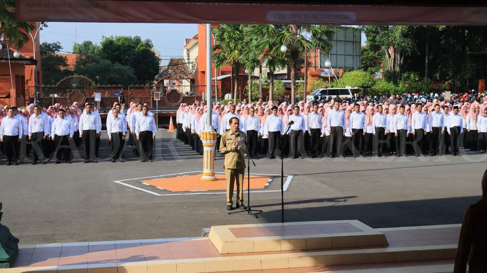ASN BARU: Ratusan PPPK fungsional guru dan tenaga kesehatan menerima SK pengangkatan di lingkungan Pemkab Mojokerto, April lalu.