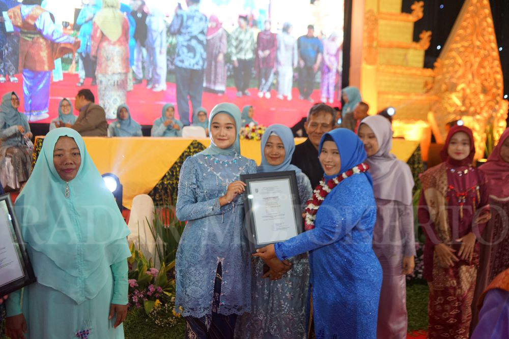 CERDAS: Kepala SMAN 1 Gondang Rino Indaru Kuswemi menyerahkan piagam prestasi sebagai bentuk apresiasi kepada siswa berprestasi.