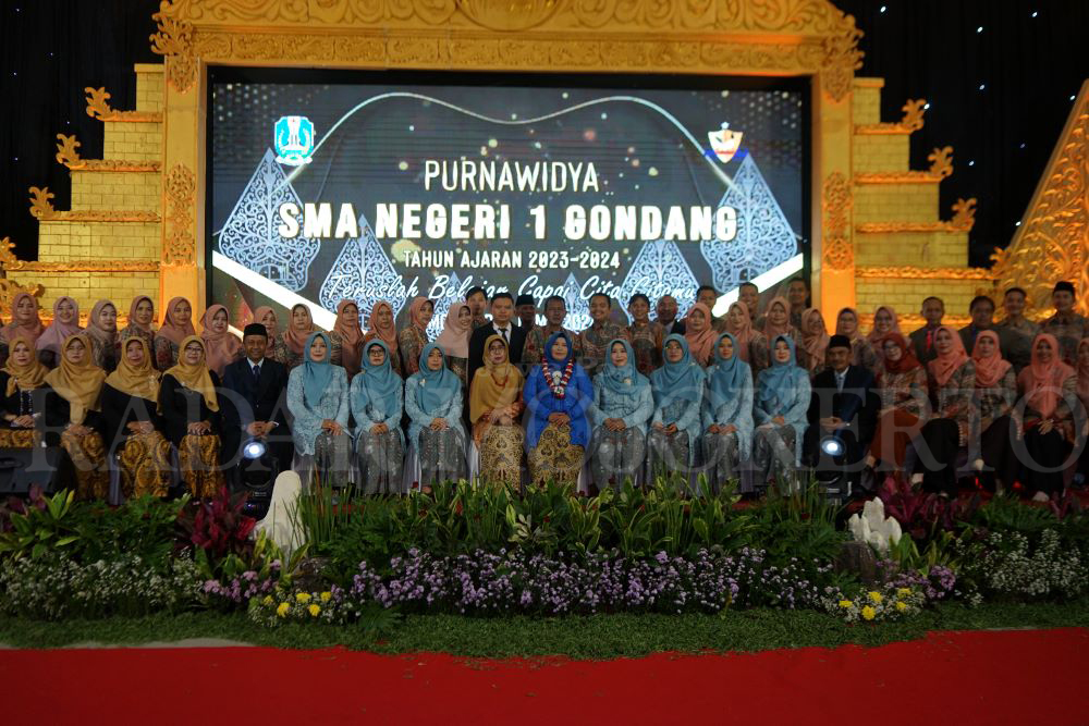 KOMPAK: Kepala sekolah bersama jajaran tenaga pendidik SMAN 1 Gondang berwafoto seusai wisuda.