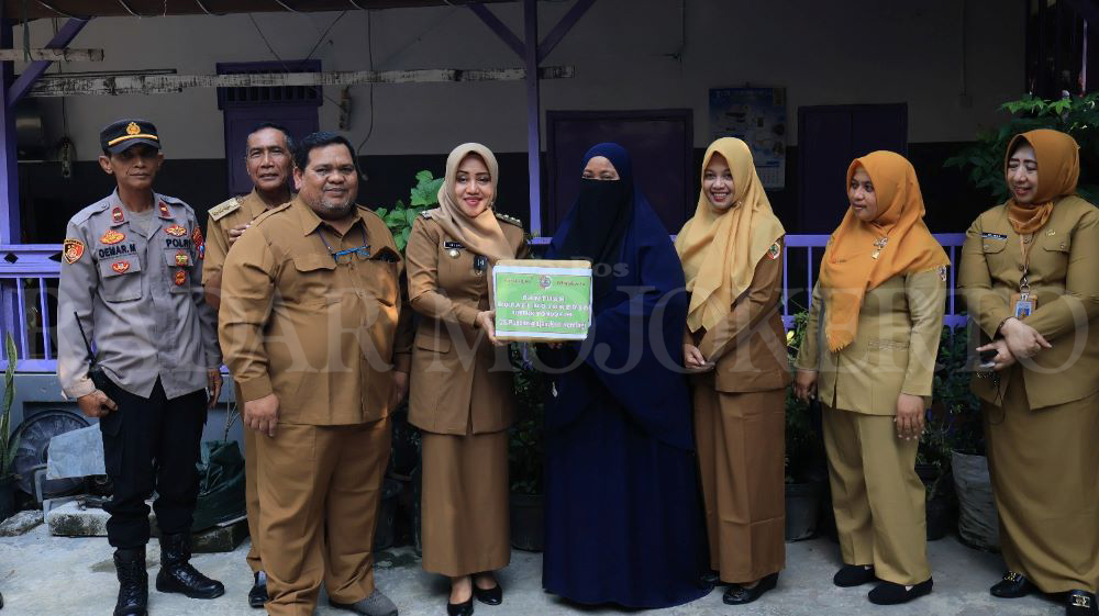 PEDULI: Bupati Ikfina didampimgi Direktur RSUD RA Basoeni Kabupaten Mojokerto dr Rasyid Salim secara simbolis menyerahkan bantuan paket sembako, pakaian, dan berbagai perlengkapan lainnya.