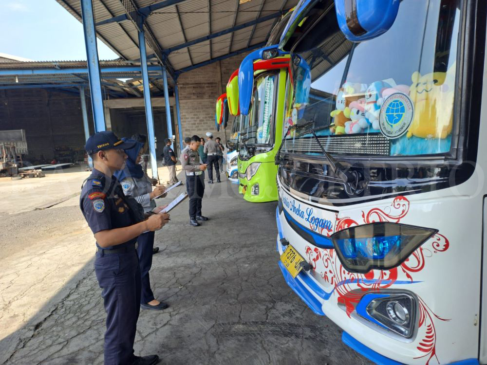 CEK FISIK: Petugas Dishub Kabupaten Mojokerto melakukan ramp check armada bus pariwisata, Senin (20/5).