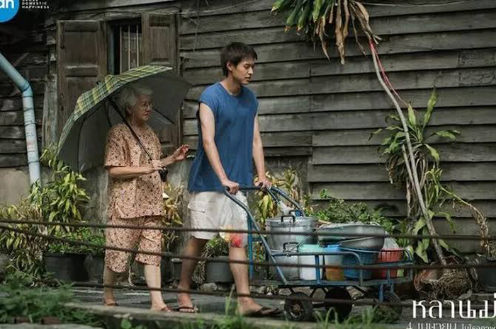 ROMANTIS: Salah satu scene film bioskop How To Make Millions Before Grandma Dies yang sangat romantis. (foto. dok: Jawa Pos)