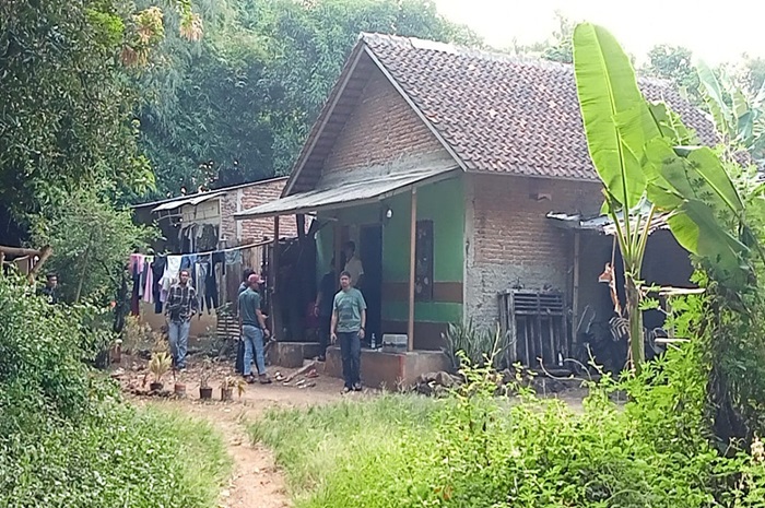 Aparat kepolisian melakukan penggeledahan di rumah nenek Pegi Setiawan, di Desa Kempompongan, Kecamatan Talun, Kabupaten Cirebon. Radarcirebon.com