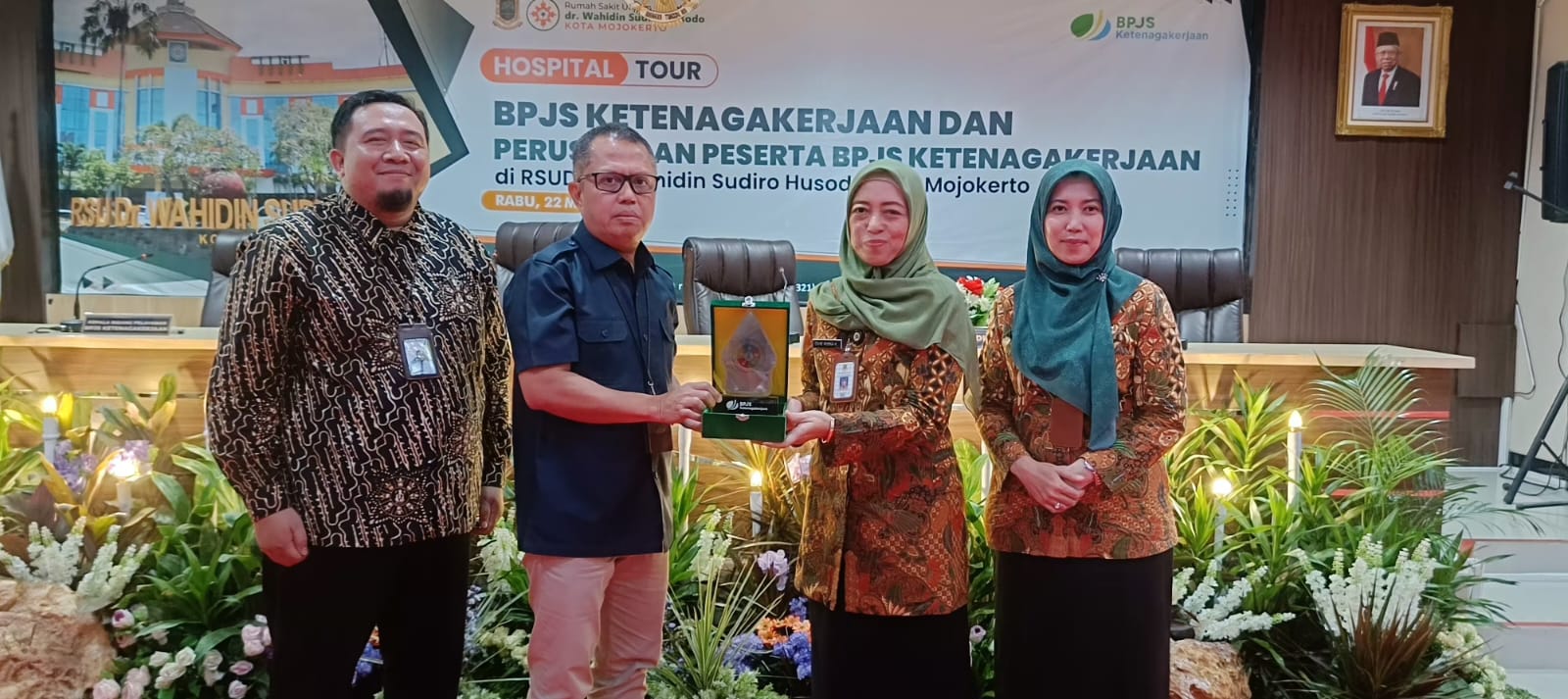 MITRA: Kepala BPJS Ketenagakerjaan Cabang Mojokerto Zulkarnain Mahading memberikan apresiasi kepada Wakil Direktur Umum dan Keuangan Ovie Risna Kartika S.Pd, M.