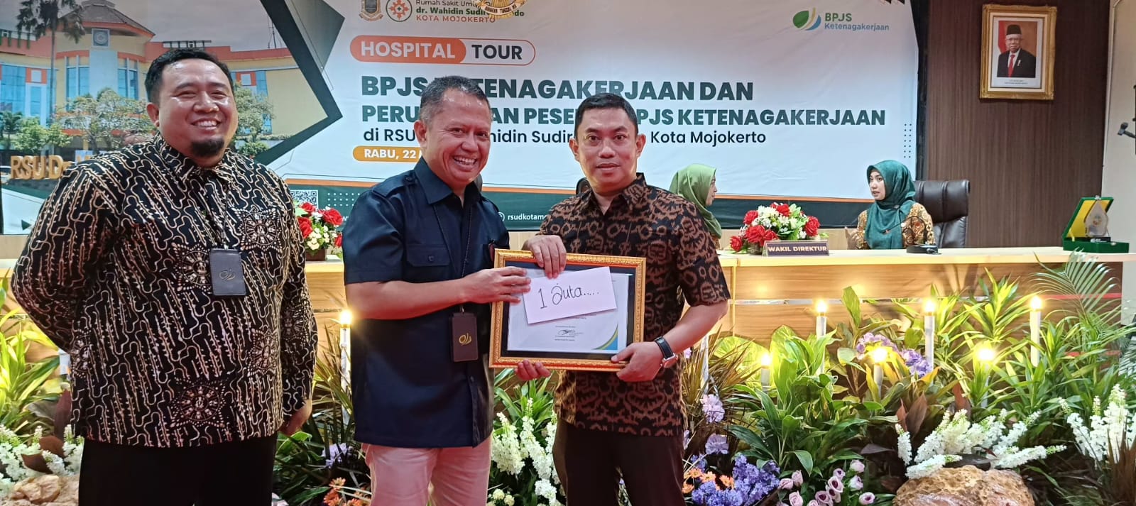APRESIASI: Kepala BPJS Ketenagakerjaan Cabang Mojokerto Zulkarnain Mahading memberikan apresiasi peserta Hospital Tour.