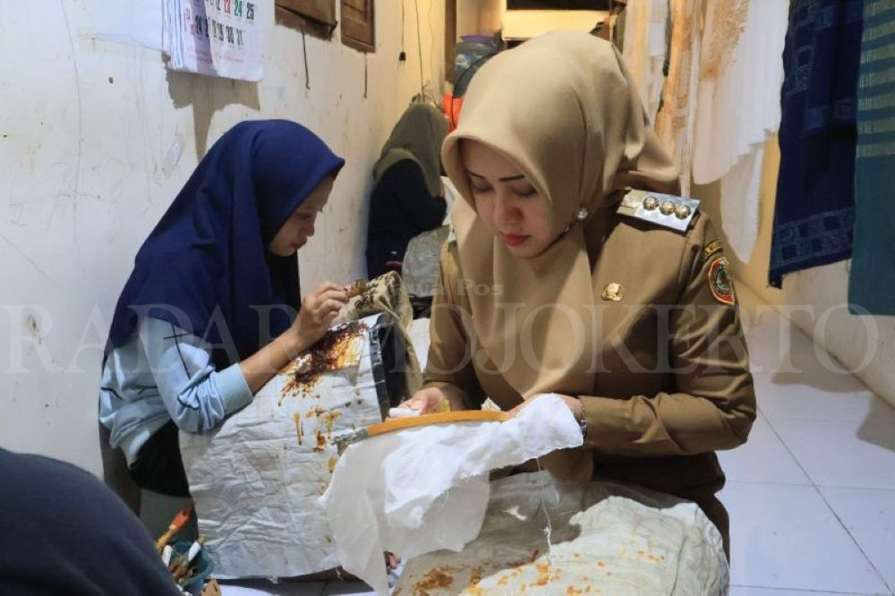 MEMBATIK: Bupati Mojokerto Ikfina Fahmawati menjajal membatik rumah produksi eco-fashion batik yang berlokasi di Dusun Pandantoyo, Desa Pandankrajan, Kecamatan Kemlagi, Kabupaten Mojokerto.