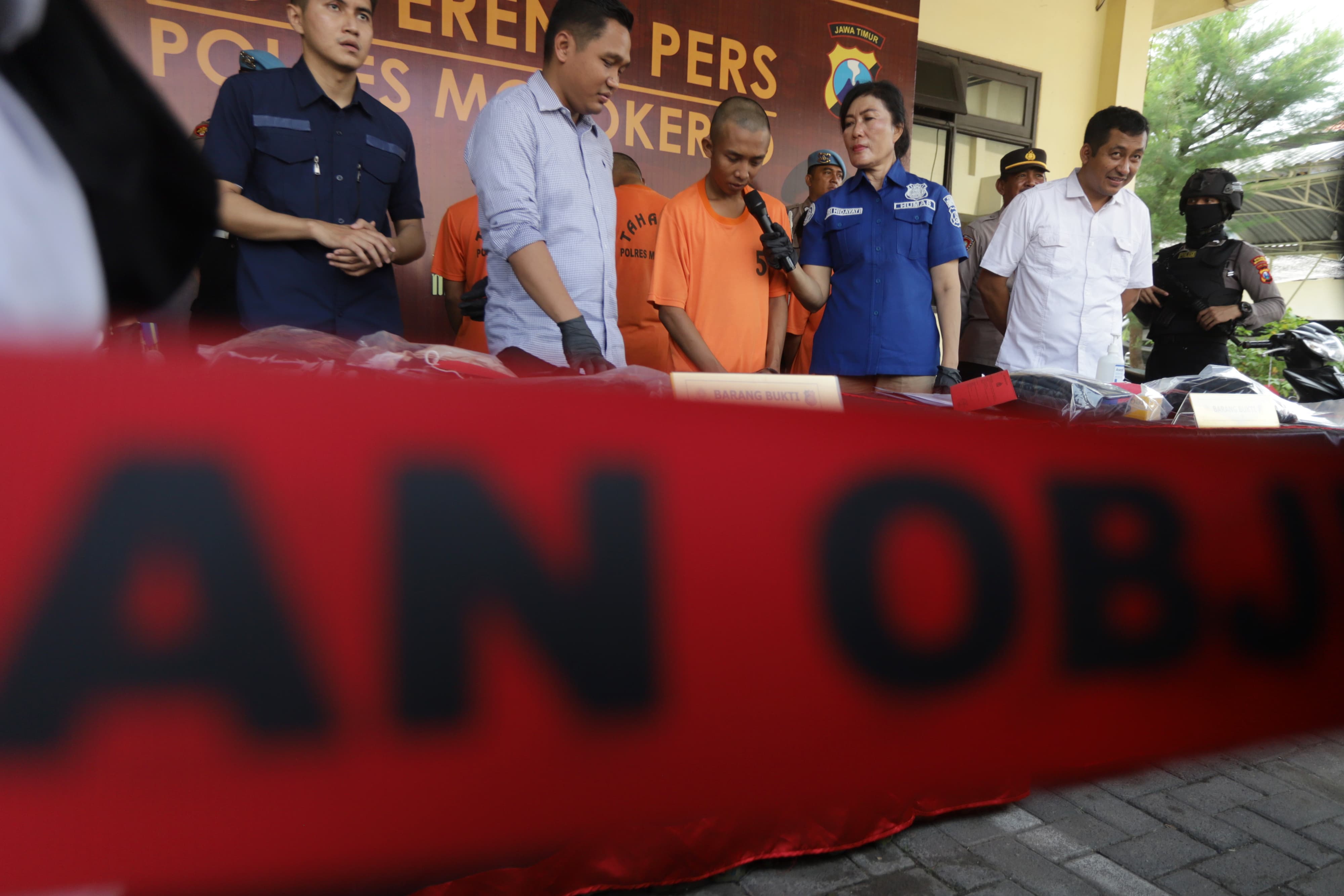 BEJAT: AW, 35, buka suara soal motif aksi bejatnya di hadapan awak media, Rabu (22/3)