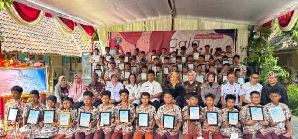 KOMITMEN BERSAMA: Siswa SMPN 7 Mojokerto menunjukkan hasil karya P5 bertema antibullying di puncak acara Gala Adiwidia, kemarin (22/5).
