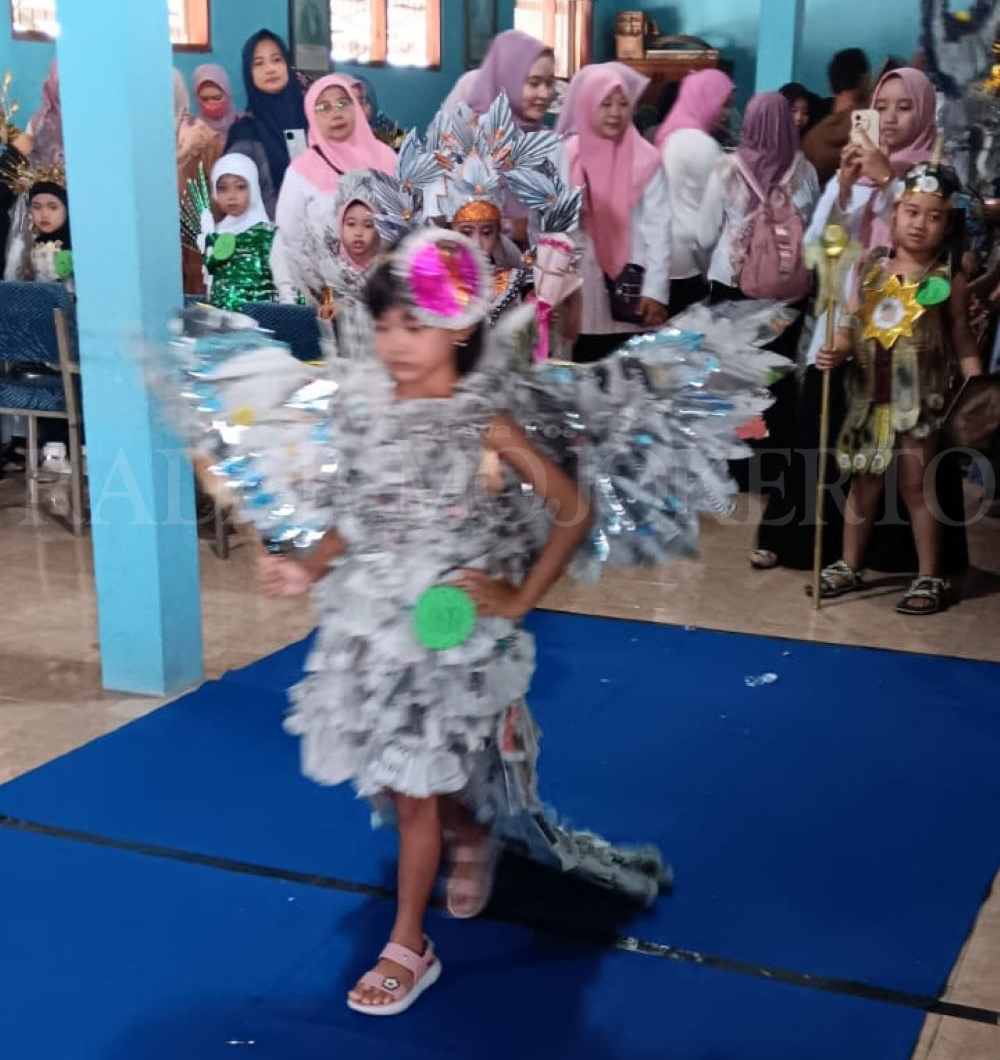 KREATIF: Anak-anak usia dini di lembaga TK se-Kecamatan Gedeg unjuk penampilan lomba fashion Gebyar HAN, kemarin (22/5).