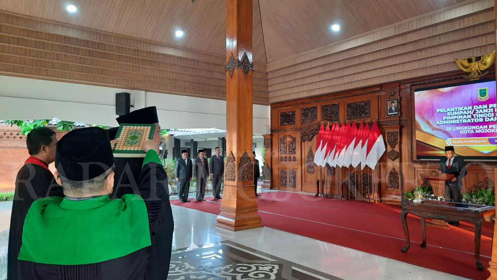 DILANTIK: Sekdakot Mojokerto Gaguk Tri Prasetyo saat melantik dan mengambil sumpah jabatan kepada 12 pejabat pimpinan tinggi pratama (JPTP), administrasi, dan pengawas di Pendapa Sabha Kridatama.