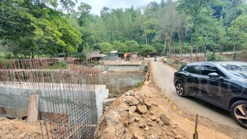 ON PROGRESS: Proyek Jembatan Purworejo yang berada di perbatasan Kecamatan Pacet - Trawas terus digeber.
