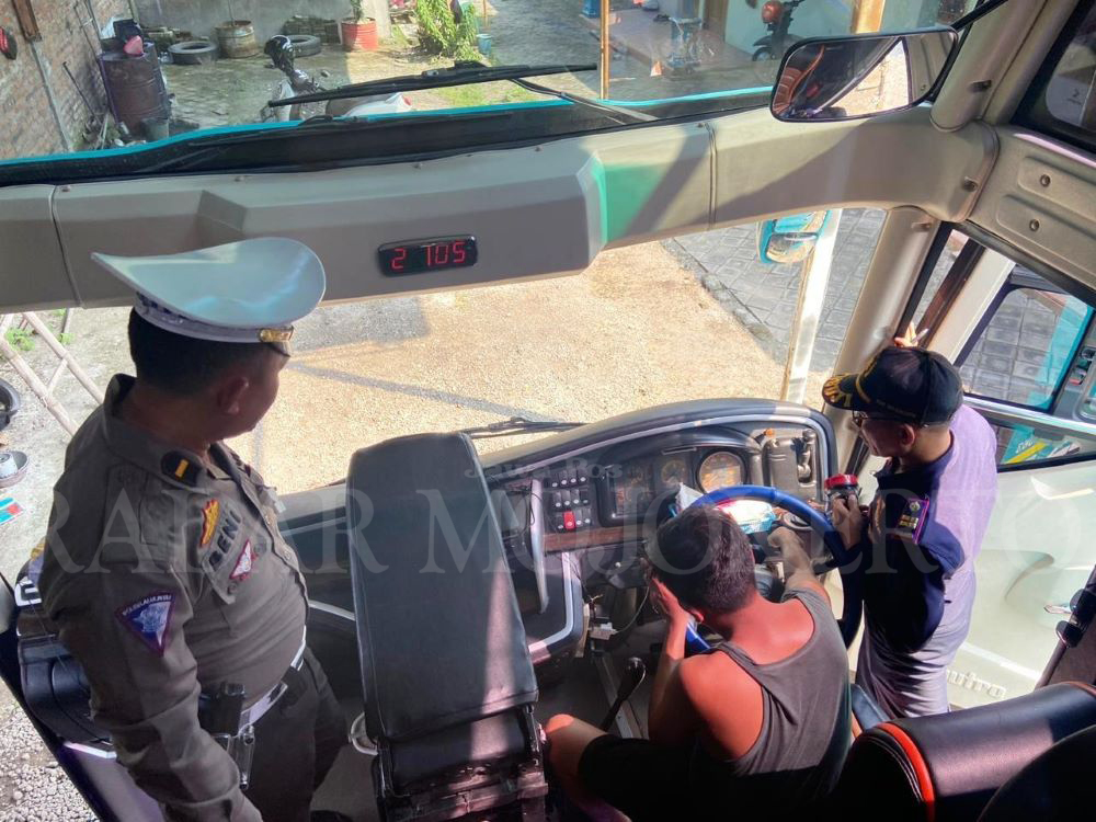 DIPERIKSA: Petugas Dishub dan Satlantas Polres Mojokerto memeriksa kondisi armada bus pariwisata di hari kedua, Selasa (21/5).