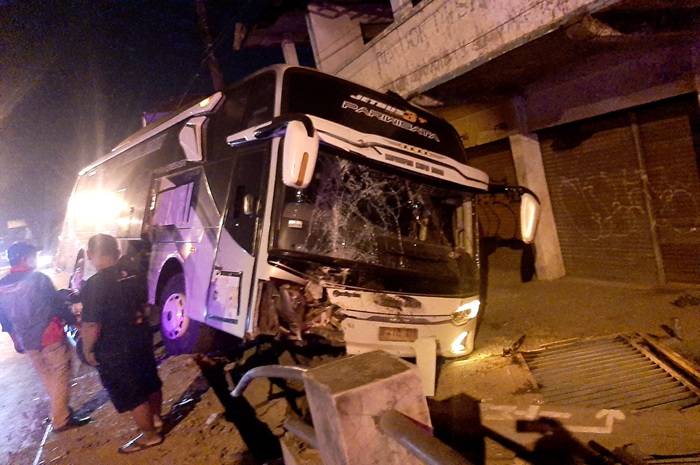 &nbsp;PENANGANAN: Petugas kepolisian mengamankan lokasi insiden kecelakaan tunggal bus pariwisata di Simpang Tiga Lengkong, Desa Jambuwok, Kecamatan Trowulan, Kamis (23/5) pagi.