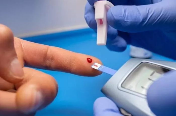 MENGONTROL: Tes gula darah untuk mengetahui gejala diabetes. (dok. Jawa Pos)