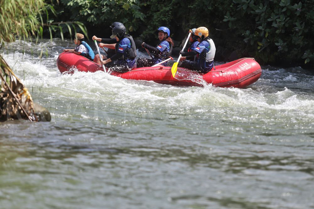 JELANG KOMPETISI: Atlet arung jeram Kabupaten Mojokerto berlatih di DAM Rolak 3, Desa Mlirip, Kecamatan Jetis, pekan lalu.
