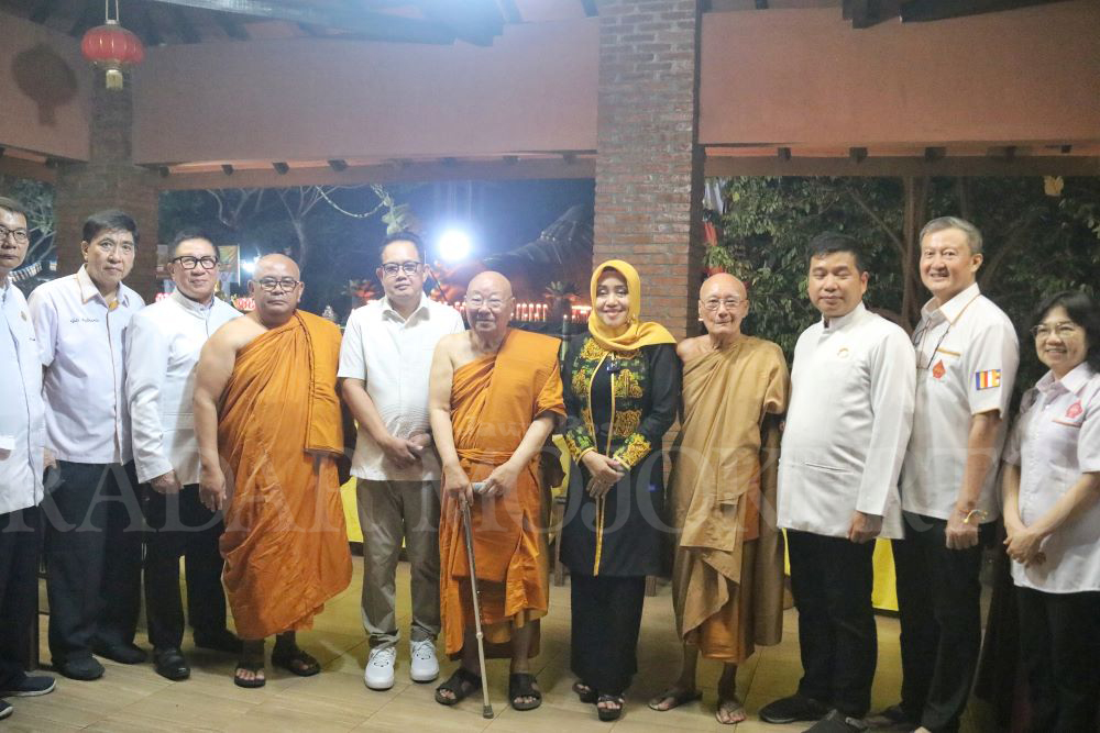 HARMONIS: Bupati Mojokerto Ikfina Fahmawati bersama Pj Gubernur Jawa Timur Adhy Karyono menghadiri peringatan Trisuci Waisak 2568 BE/2024 di Maha Vihara Mojopahit Desa Bejijong, Kecamatan Trowulan.