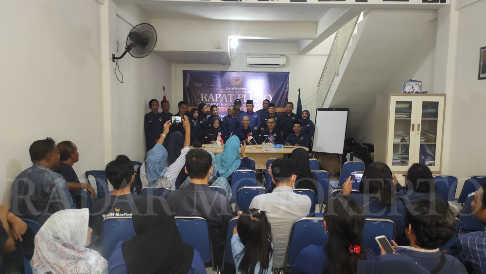 SEPAKAT: Pengurus DPD Nasdem Kota Mojokerto usai rapat pleno penetapan hasil penjaringan bacawali Mojokerto di kantornya, Kamis (24/5).