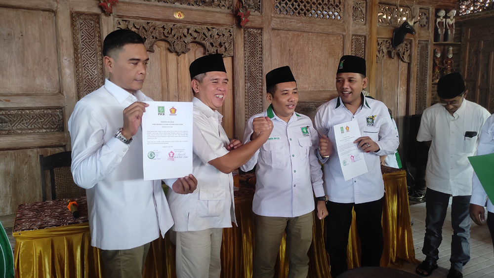 MENUJU PILKADA: Ketua DPC PKB Junaedi Malik bersilaturami dengan Ketua DPC Gerindra Kota Mojokerto M Harun untuk membangun koalisi pencalonan di pilwali 2024, kemarin.