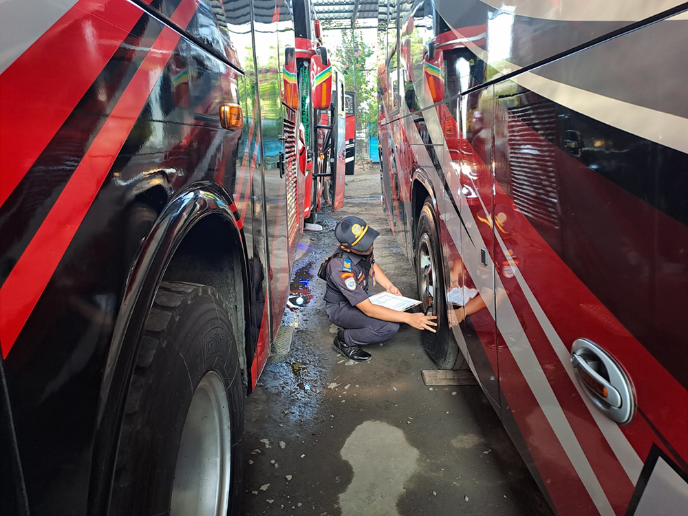 DICERMATI: Petugas dishub mengecek kelayakan kondisi bus pariwisata milik salah satu perusahaan otobus di Kabupaten Mojokerto.