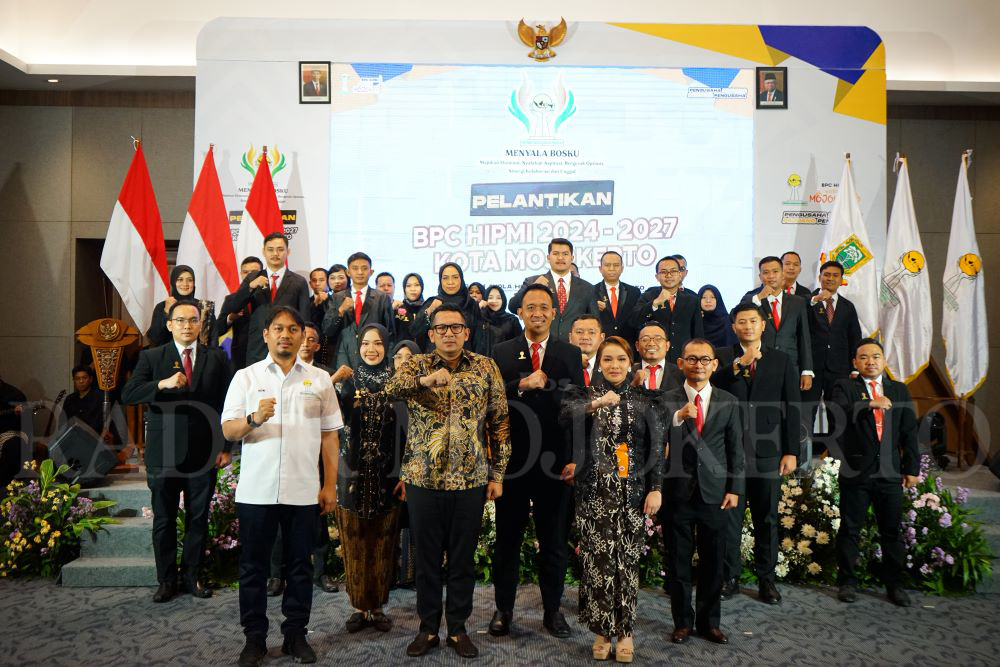 SINERGI BERSAMA: Pj Wali Kota Mojokerto M Ali Kuncoro bersama seluruh pengurus BPC HIPMI Kota Mojokerto usai dilantik.