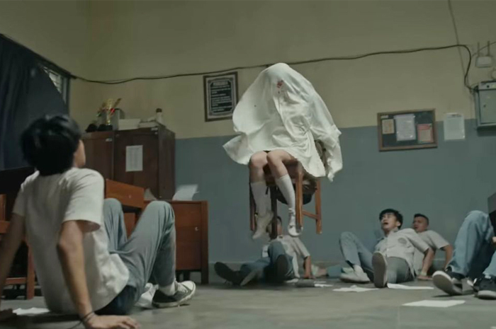 MENEGANGKAN: Salah satu scene yang membuat para penonton terkejut sehingga menimbulkan ketegangan. (foto. dok: Trailer Malam Pencabut Nyawa)